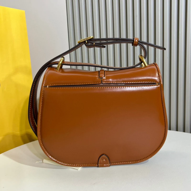 Nové kabelky kožené podpažné taška s vysoko kvalitné kovové logo módna taška cez rameno retro dizajnér multifunkčné crossbody taška